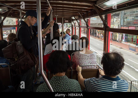 Les gens sur le pont supérieur à l'intérieur d'un tramway à impériale (également connu sous le nom de ding ding) à Hong Kong, Chine. Banque D'Images