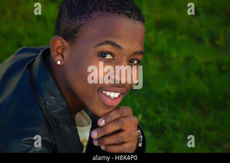 Jeune homme africain on cell phone Banque D'Images