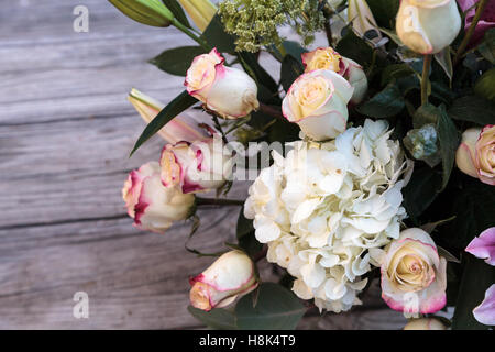 Mariage bouquet de fleurs blanches et roses roses, hortensia, y compris star gazer lilies et Queen Anne's lace sur une table rustique je Banque D'Images