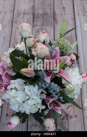 Mariage bouquet de fleurs blanches et roses roses, hortensia, y compris star gazer lilies et Queen Anne's lace sur une table rustique je Banque D'Images