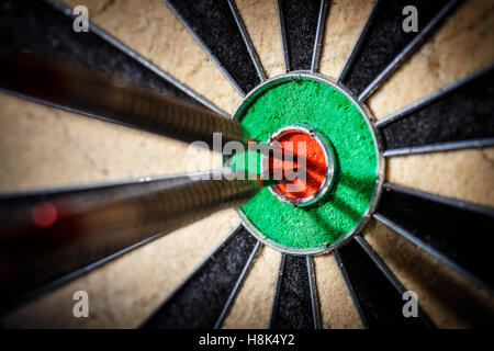 Trois fléchettes dans bull's eye, Close up Banque D'Images