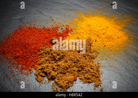Épices en poudre dispersés sur un tableau noir Banque D'Images