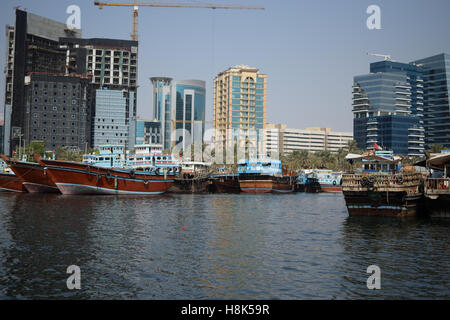 Les navires dans le port de Dubaï Banque D'Images