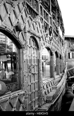 Bateau en bois sculpté dans le port de Dubaï Banque D'Images