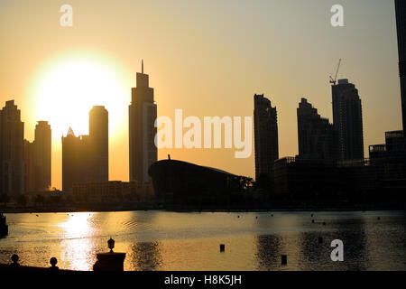 Coucher du soleil à Dubaï. Sihouette de skyline et Opéra de Dubaï Banque D'Images