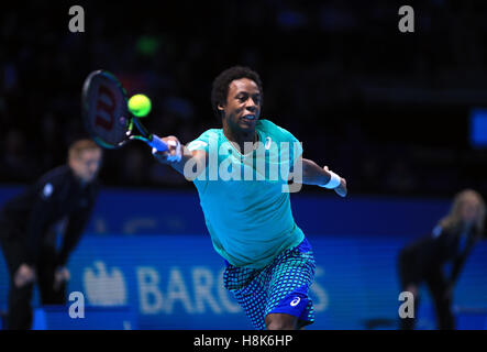 La France Gaël Monfils en action contre le Canada's Milos Raonic au cours de la première journée de la Barclays ATP World Tour finale au O2 de Londres. Banque D'Images