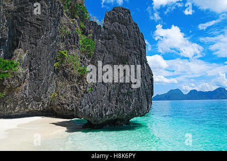 Belle plage tropicale. Paysage panoramique avec plage de sable de mer et de montagne, de l'île, El Nido, Palawan, Philippines, Asie Banque D'Images
