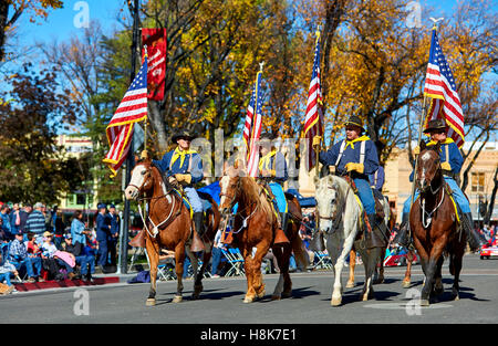 Prescott, AZ, USA - 10 novembre 2016 : les cavaliers en uniforme d'époque coloniale sur l'Anciens Combattants Day Parade Prescott, USA Banque D'Images
