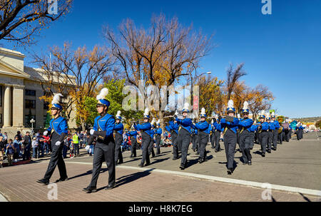 Prescott, AZ, USA - 10 novembre 2016 : Prescott High School band ROTC de l'Armée de l'air au Veterans Day Parade à Prescott, USA. Banque D'Images