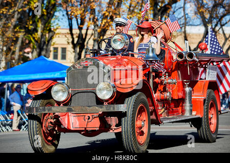 Prescott, AZ, USA - 10 novembre 2016 : ville Vintage fire truck moteur au Veterans Day Parade à Prescott, Arizona, USA. Banque D'Images