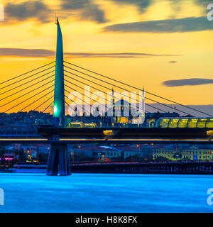 La corne d'or Metro Bridge au coucher du soleil, Istanbul, Turquie Banque D'Images