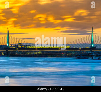 La corne d'or Metro Bridge au coucher du soleil, Istanbul, Turquie Banque D'Images