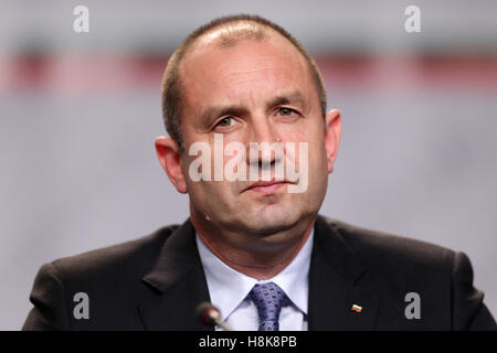 Sofia, Bulgarie - 13 novembre 2016 : Le Président élu bulgare Rumen Radev prend la parole lors d'une conférence de presse après la presidentia Banque D'Images