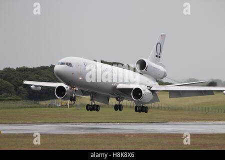 N974VV, un McDonnell Douglas DC-10-40JE tanker exploité par Omega de ravitaillement en vol, à l'aéroport de Prestwick en Ayrshire. Banque D'Images