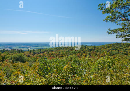 Couleurs d'automne près d'Ottawa river valley à sunny day Banque D'Images