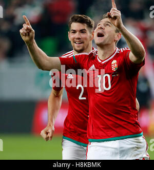 BUDAPEST, HONGRIE - le 13 novembre : Zoltan Gera # 10 de la Hongrie célèbre son but avec Barnabas Bese (L) de la Hongrie au cours de la qualification de la Coupe du Monde FIFA 2018 match entre la Hongrie et l'Andorre à Groupama Arena le 13 novembre 2016 à Budapest, Hongrie. Banque D'Images