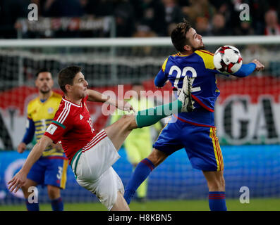 BUDAPEST, HONGRIE - le 13 novembre : Zoltan Gera (L) de la Hongrie de batailles pour la balle en l'air avec Victor Rodriguez # 22 de l'Andorre au cours de la qualification de la Coupe du Monde FIFA 2018 match entre la Hongrie et l'Andorre à Groupama Arena le 13 novembre 2016 à Budapest, Hongrie. Banque D'Images