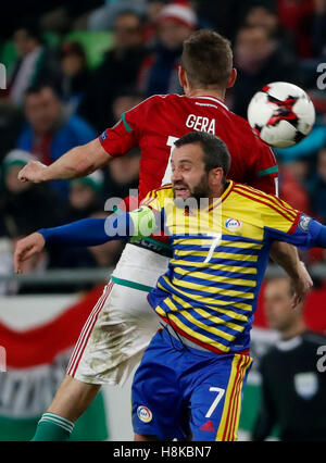 BUDAPEST, HONGRIE - le 13 novembre : Zoltan Gera (L) de la Hongrie de batailles pour la balle en l'air avec Marc Pujol # 7 d'Andorre au cours de la qualification de la Coupe du Monde FIFA 2018 match entre la Hongrie et l'Andorre à Groupama Arena le 13 novembre 2016 à Budapest, Hongrie. Banque D'Images