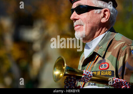 Prescott, AZ, USA - 10 novembre 2016 : avec un ancien combattant de la guerre de bugle au Veterans Day Parade à Prescott, Arizona, USA. Banque D'Images