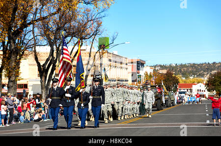 Prescott, AZ, USA - 10 novembre 2016 : cadets militaires et anciens combattants au corps ROTC Day Parade à Prescott, Arizona, USA. Banque D'Images