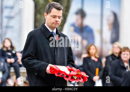 Belfast, Irlande du Nord,. 13Th Nov, 2016. Secrétaire d'État pour l'Irlande du Nord, James Brokenshire, dépose une couronne de fleurs au souvenir du dimanche à Belfast City Hall Cénotaphe. Crédit : Stephen Barnes/Alamy Live News Banque D'Images