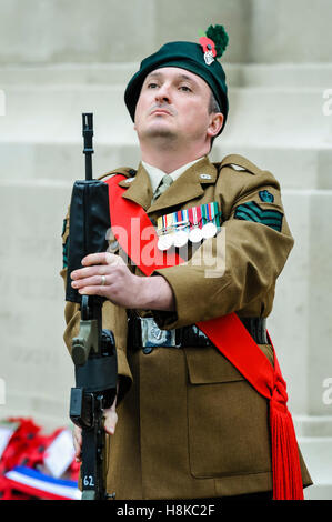 Belfast, Irlande du Nord,. 13Th Nov, 2016. Un soldat présente les armes au souvenir du dimanche à Belfast City Hall Cénotaphe. Crédit : Stephen Barnes/Alamy Live News Banque D'Images