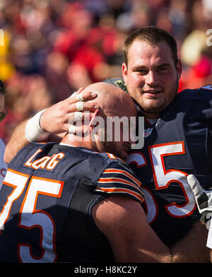 En Floride, aux États-Unis. 13Th Nov, 2016. LOREN ELLIOTT | fois offensive guard .ours de Chicago Kyle Long (75) extrait de l'amour de coéquipier Cody Whitehair centre (65) après s'être blessés au cours de la première moitié d'un match entre les Chicago Bears et Tampa Bay Buccaneers au Raymond James Stadium de Tampa, en Floride, le dimanche, Novembre 13, 2016. © Loren Elliott/Tampa Bay Times/ZUMA/Alamy Fil Live News Banque D'Images