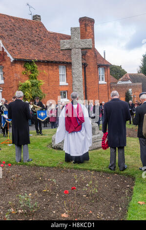 Grand Bardfield Braintree Essex UK 13 novembre 2016. Les villageois et la fanfare du village sont dirigées dans un service du souvenir au monument commémoratif de guerre du village par le vicaire de Grand Bardfield le révérend docteur Robert Beaken pour commémorer ces village Crédit : William Edwards/Alamy Live News Banque D'Images