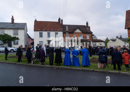 Grand Bardfield Braintree Essex UK 13 novembre 2016. Les villageois et la fanfare du village sont dirigées dans un service du souvenir au monument commémoratif de guerre du village par le vicaire de Grand Bardfield le révérend docteur Robert Beaken pour commémorer ces village Crédit : William Edwards/Alamy Live News Banque D'Images