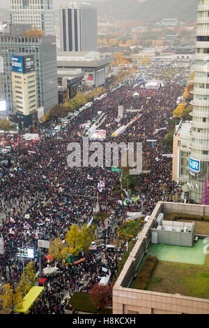 La politique de la Corée du Sud, Nov 12, 2016 : les gens assistent à un rassemblement exigeant la démission du Président de la Corée du Sud Park Geun-hye à Séoul, Corée du Sud. Plus de 1 millions de personnes ont assisté à un rassemblement aux chandelles dans le centre de Séoul le samedi pour exiger la démission du président Park, dont l'ami de longue date Choi Soon-sil et ses secrétaires parlementaires qui auraient été mêlés dans une variété d'affaires de l'état. Choi a été arrêté sur des accusations de fraude et d'abus de pouvoir au début de novembre, les médias locaux ont rapporté. Credit : Lee Jae-Won/AFLO/Alamy Live News Banque D'Images