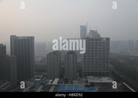 14 novembre 2016 - Xi'An, Xi'an, Chine - Xi'an, Chine 14 novembre 2016 : (usage éditorial uniquement. Chine).hante brouillard épais Xi'an, capitale de la Province chinoise de Shaanxi nord-ouest, le 14 novembre 2007, 2016. Le Xi'an centre météorologique Municipal a publié une alerte jaune de smog Le 13 novembre, 2016, montrant que la pollution de l'air frappé Xi'an en hiver à nouveau. Crédit : SIPA Asie/ZUMA/Alamy Fil Live News Banque D'Images