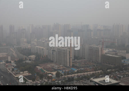 14 novembre 2016 - Xi'An, Xi'an, Chine - Xi'an, Chine 14 novembre 2016 : (usage éditorial uniquement. Chine).hante brouillard épais Xi'an, capitale de la Province chinoise de Shaanxi nord-ouest, le 14 novembre 2007, 2016. Le Xi'an centre météorologique Municipal a publié une alerte jaune de smog Le 13 novembre, 2016, montrant que la pollution de l'air frappé Xi'an en hiver à nouveau. Crédit : SIPA Asie/ZUMA/Alamy Fil Live News Banque D'Images