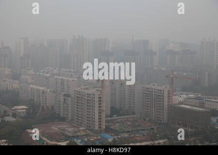 14 novembre 2016 - Xi'An, Xi'an, Chine - Xi'an, Chine 14 novembre 2016 : (usage éditorial uniquement. Chine).hante brouillard épais Xi'an, capitale de la Province chinoise de Shaanxi nord-ouest, le 14 novembre 2007, 2016. Le Xi'an centre météorologique Municipal a publié une alerte jaune de smog Le 13 novembre, 2016, montrant que la pollution de l'air frappé Xi'an en hiver à nouveau. Crédit : SIPA Asie/ZUMA/Alamy Fil Live News Banque D'Images