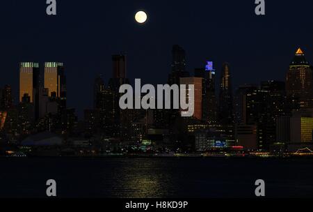 New York, New York, USA. 13Th Nov, 2016. Supermoon sur NYC Crédit : Steven Bognar/Alamy Live News Banque D'Images