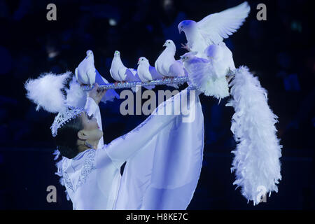 Budapest, Hongrie. 13Th Nov, 2016. Un acrobate du Kazakhstan effectue avec les pigeons pendant un spectacle de cirque première au cirque de capital à Budapest, Hongrie, le 13 novembre 2016. Credit : Attila Volgyi/Xinhua/Alamy Live News Banque D'Images