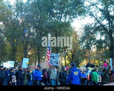 New York, New York, USA. 13Th Nov, 2016. New York City Anti-Trump protester dans son 5e jour Crédit : Mark Apollo/Alamy Live News Banque D'Images