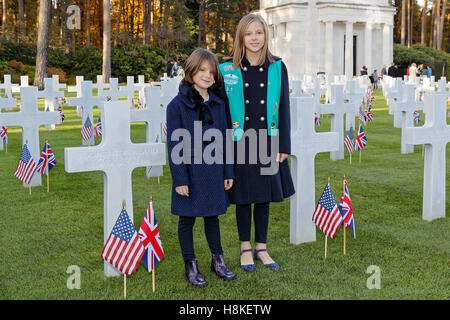 2016 Journée des anciens combattants à Brookwood Cimetière Américain - Éclaireuse de France (R) et sa sœur au service Banque D'Images