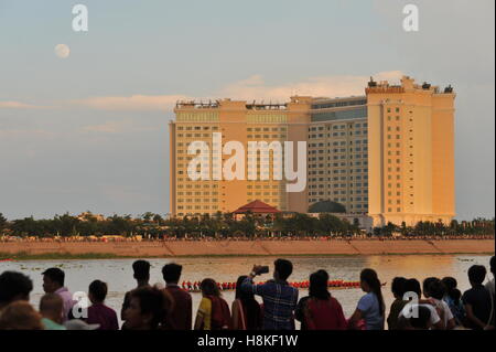Phnom Penh, Cambodge. Le 13 novembre, 2016. Phnom Penh fête, bon Om Touk, le Festival de l'eau. Un super lune se lève au-dessus du "moderne". L'hôtel okha La fête de l'eau dure 3 jours et tirages jusqu'à 2 millions de visiteurs, cette année, c'est à partir de 13 Nov. au 15 décembre. Credit : Kraig Lieb / Alamy Live News Banque D'Images