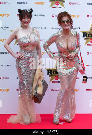 Tokyo, Japon - (G à D) Mika Kano et Kyoko Kano (Abunai Soeurs) poser pour les photographes sur le tapis rouge lors de la Classic Rock Awards 2016 à Ryougoku Kokugikan Stadium à Tokyo, Japon, le 11 novembre 2016. © AFLO/Alamy Live News Banque D'Images