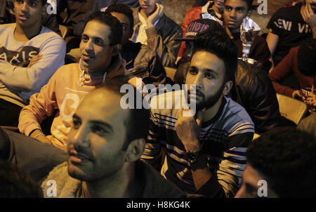 Alexandria, Alexandria, Egypte. 13Th Nov, 2016. Regarder la télévision égyptienne fans la qualification pour la Coupe du Monde 2018 Groupe e match de football entre l'Egypte et au Ghana, au Caire, en Égypte le 13 novembre 2016 Crédit : Stringer/APA/Images/fil ZUMA Alamy Live News Banque D'Images