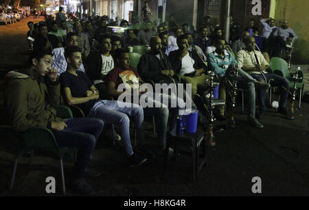 Alexandria, Alexandria, Egypte. 13Th Nov, 2016. Regarder la télévision égyptienne fans la qualification pour la Coupe du Monde 2018 Groupe e match de football entre l'Egypte et au Ghana, au Caire, en Égypte le 13 novembre 2016 Crédit : Stringer/APA/Images/fil ZUMA Alamy Live News Banque D'Images