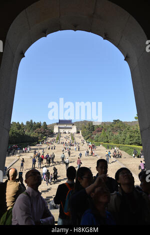 Nanjing, Nanjing, Chine. Nov 11, 2016. Nanjing, Chine - 11 novembre 2016 : (usage éditorial uniquement. Chine OUT) .Les gens commémorer Dr. Sun Yatsen au mausolée Sun Yat-sen de Nanjing, capitale de la province de Jiangsu, Chine orientale, le 11 novembre 2016, marquant le 150e anniversaire de Sun Yat-sen's birthday. Le Dr Sun Yat-sen était un révolutionnaire chinois, médecin, premier président et père fondateur de la République populaire de Chine. Comme le pionnier de la République de Chine, Sun est appelé le ''père de la nation'' dans la République de Chine (ROC), Hong Kong et Macao, et la ''précurseur de Banque D'Images