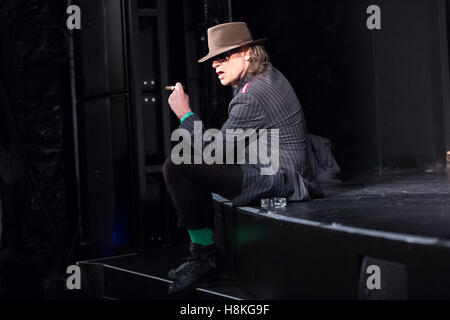 Hambourg, Allemagne. Nov 11, 2016. Le musicien Udo Lindenberg se trouve sur scène à l'Operettenhaus à la Reeperbahn et présente son nouveau livre 'Udo Froehliche : Das von Lindenberg-Lexikon Alkohol bis Zigarre" (lit. Le bonheur : le 'Udo Lindenberg dictionnaire à partir d'Alocohol aux cigares') à Hambourg, Allemagne, 11 novembre 2016. L'auteur Benjamin von Stuckrad-Barre raconte l'histoire de la vie de l'agitateur dans le style d'un scrap book avec de nombreuses photographies et souvenirs. Photo : Christian Charisius/dpa/Alamy Live News Banque D'Images