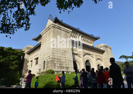 Nanjing, Nanjing, Chine. Nov 11, 2016. Nanjing, Chine - 11 novembre 2016 : (usage éditorial uniquement. Chine OUT) .Les gens commémorer Dr. Sun Yatsen au mausolée Sun Yat-sen de Nanjing, capitale de la province de Jiangsu, Chine orientale, le 11 novembre 2016, marquant le 150e anniversaire de Sun Yat-sen's birthday. Le Dr Sun Yat-sen était un révolutionnaire chinois, médecin, premier président et père fondateur de la République populaire de Chine. Comme le pionnier de la République de Chine, Sun est appelé le ''père de la nation'' dans la République de Chine (ROC), Hong Kong et Macao, et la ''précurseur de Banque D'Images