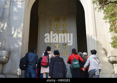 Nanjing, Nanjing, Chine. Nov 11, 2016. Nanjing, Chine - 11 novembre 2016 : (usage éditorial uniquement. Chine OUT) .Les gens commémorer Dr. Sun Yatsen au mausolée Sun Yat-sen de Nanjing, capitale de la province de Jiangsu, Chine orientale, le 11 novembre 2016, marquant le 150e anniversaire de Sun Yat-sen's birthday. Le Dr Sun Yat-sen était un révolutionnaire chinois, médecin, premier président et père fondateur de la République populaire de Chine. Comme le pionnier de la République de Chine, Sun est appelé le ''père de la nation'' dans la République de Chine (ROC), Hong Kong et Macao, et la ''précurseur de Banque D'Images