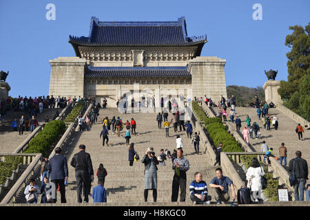 Nanjing, Nanjing, Chine. Nov 11, 2016. Nanjing, Chine - 11 novembre 2016 : (usage éditorial uniquement. Chine OUT) .Les gens commémorer Dr. Sun Yatsen au mausolée Sun Yat-sen de Nanjing, capitale de la province de Jiangsu, Chine orientale, le 11 novembre 2016, marquant le 150e anniversaire de Sun Yat-sen's birthday. Le Dr Sun Yat-sen était un révolutionnaire chinois, médecin, premier président et père fondateur de la République populaire de Chine. Comme le pionnier de la République de Chine, Sun est appelé le ''père de la nation'' dans la République de Chine (ROC), Hong Kong et Macao, et la ''précurseur de Banque D'Images