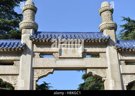 Nanjing, Nanjing, Chine. Nov 11, 2016. Nanjing, Chine - 11 novembre 2016 : (usage éditorial uniquement. Chine OUT) .Les gens commémorer Dr. Sun Yatsen au mausolée Sun Yat-sen de Nanjing, capitale de la province de Jiangsu, Chine orientale, le 11 novembre 2016, marquant le 150e anniversaire de Sun Yat-sen's birthday. Le Dr Sun Yat-sen était un révolutionnaire chinois, médecin, premier président et père fondateur de la République populaire de Chine. Comme le pionnier de la République de Chine, Sun est appelé le ''père de la nation'' dans la République de Chine (ROC), Hong Kong et Macao, et la ''précurseur de Banque D'Images