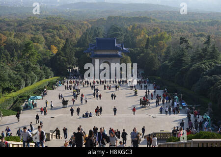 Nanjing, Nanjing, Chine. Nov 11, 2016. Nanjing, Chine - 11 novembre 2016 : (usage éditorial uniquement. Chine OUT) .Les gens commémorer Dr. Sun Yatsen au mausolée Sun Yat-sen de Nanjing, capitale de la province de Jiangsu, Chine orientale, le 11 novembre 2016, marquant le 150e anniversaire de Sun Yat-sen's birthday. Le Dr Sun Yat-sen était un révolutionnaire chinois, médecin, premier président et père fondateur de la République populaire de Chine. Comme le pionnier de la République de Chine, Sun est appelé le ''père de la nation'' dans la République de Chine (ROC), Hong Kong et Macao, et la ''précurseur de Banque D'Images