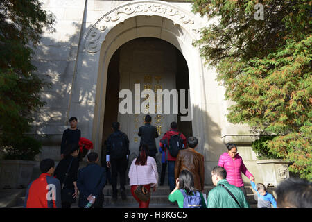 Nanjing, Nanjing, Chine. Nov 11, 2016. Nanjing, Chine - 11 novembre 2016 : (usage éditorial uniquement. Chine OUT) .Les gens commémorer Dr. Sun Yatsen au mausolée Sun Yat-sen de Nanjing, capitale de la province de Jiangsu, Chine orientale, le 11 novembre 2016, marquant le 150e anniversaire de Sun Yat-sen's birthday. Le Dr Sun Yat-sen était un révolutionnaire chinois, médecin, premier président et père fondateur de la République populaire de Chine. Comme le pionnier de la République de Chine, Sun est appelé le ''père de la nation'' dans la République de Chine (ROC), Hong Kong et Macao, et la ''précurseur de Banque D'Images