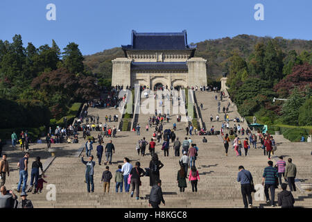 Nanjing, Nanjing, Chine. Nov 11, 2016. Nanjing, Chine - 11 novembre 2016 : (usage éditorial uniquement. Chine OUT) .Les gens commémorer Dr. Sun Yatsen au mausolée Sun Yat-sen de Nanjing, capitale de la province de Jiangsu, Chine orientale, le 11 novembre 2016, marquant le 150e anniversaire de Sun Yat-sen's birthday. Le Dr Sun Yat-sen était un révolutionnaire chinois, médecin, premier président et père fondateur de la République populaire de Chine. Comme le pionnier de la République de Chine, Sun est appelé le ''père de la nation'' dans la République de Chine (ROC), Hong Kong et Macao, et la ''précurseur de Banque D'Images